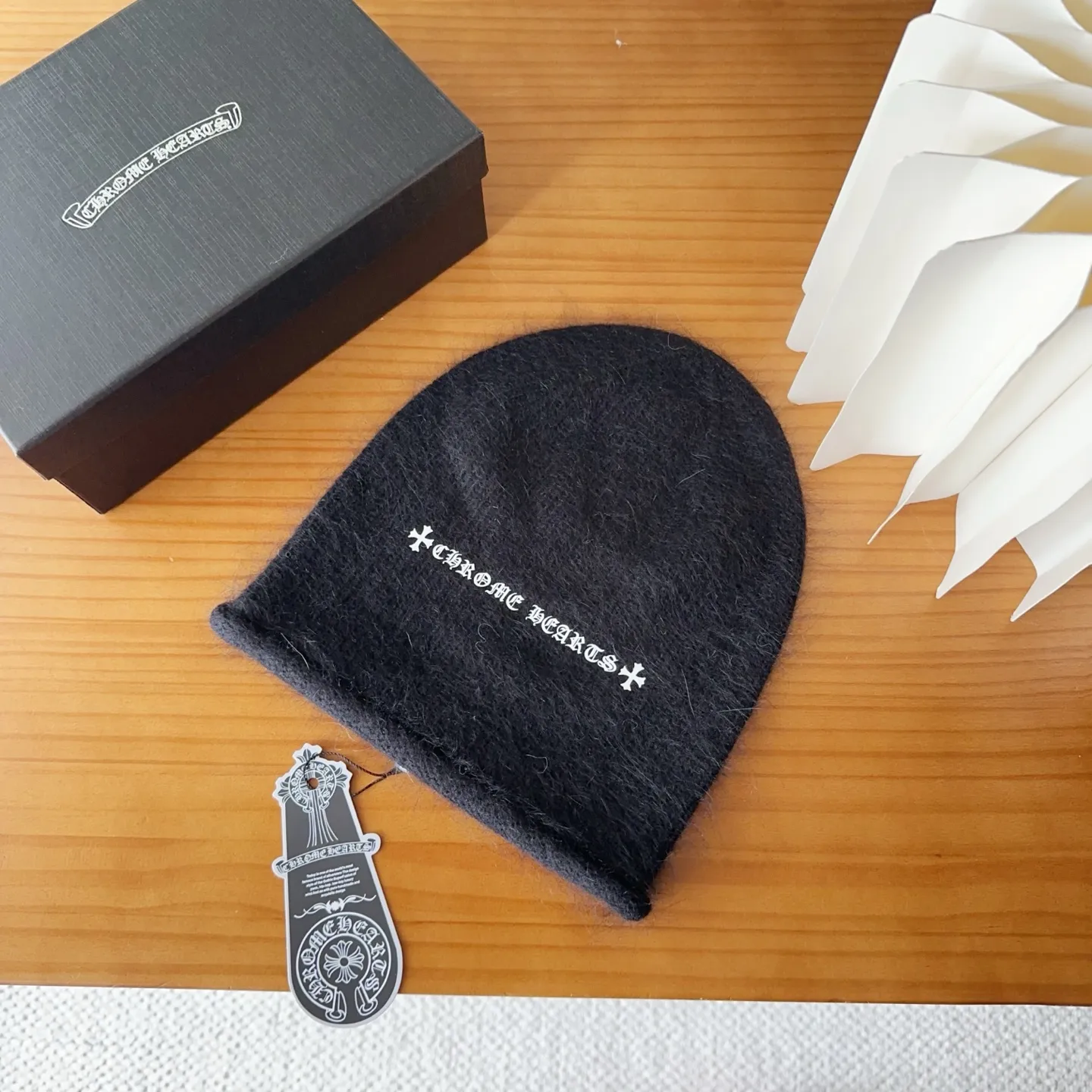 💰50 Crow Heart Autumn and Winter Wool Knitted Beanie This must be a favorite of minimalism. It is clean, neat, fashionable and versatile, and will definitely not be picky about your face shape! A fashionable classic that lasts forever! Fashionable black and white can be purchased together!